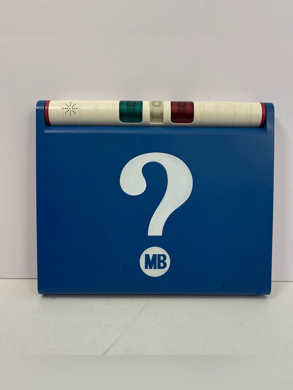 Guess Who?Milton Bradley Electronic  Classic Retro Travel Game 2007 Not Working